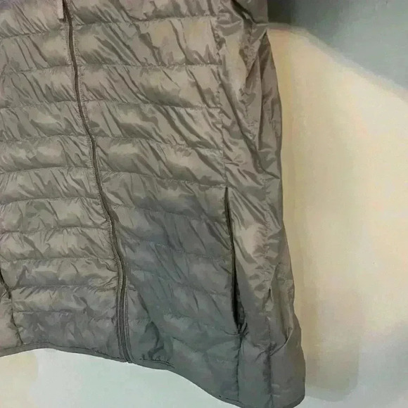 Uniqlo packable Grey Puffy Zip up coat size Medium - Picture 2 of 11